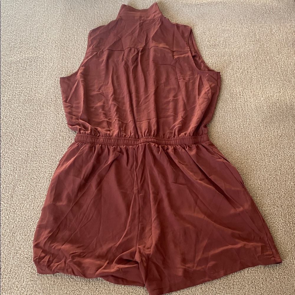X-LARGE. HALARA SLEEVELESS BUTTON DRAWSTRING ROMPER - Picture 5 of 7